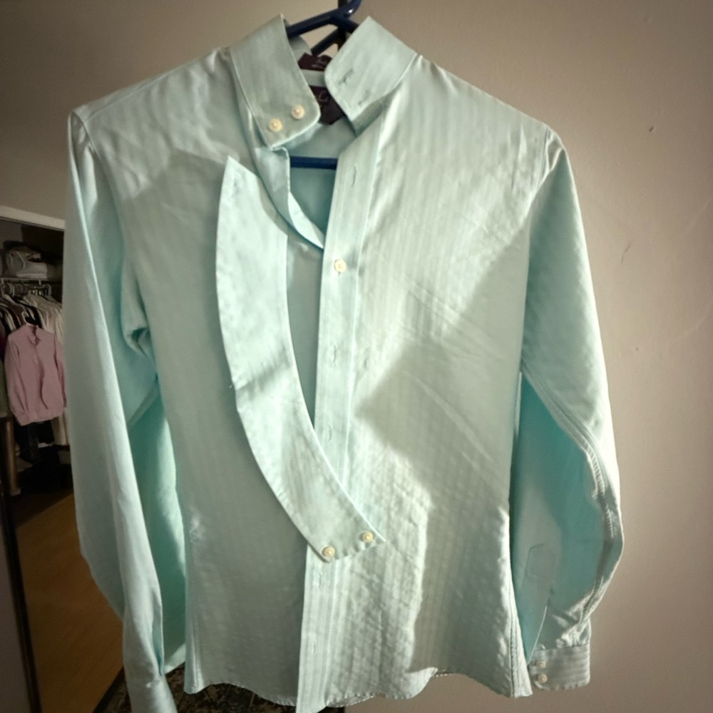 Elegant Women's Light Blue Essex Classics Show Shirt Size 30 with collar